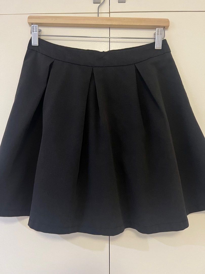 Zalora Pleated Skirt (Category: Skirts) located in Manila. Submitted by camicart (Listing ID 1329390996, Image 1). Description: black color is slightly faded.