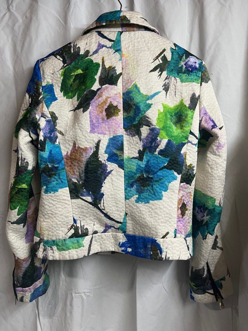 Zara Basic White Floral Moto Jacket (Category: Coats, Jackets and Outerwear) located in Quezon City. Submitted by wednesday21 (Listing ID 1329299588, Image 3). Description: Zara Basic White Floral Moto Jacket. Issue: barely noticeable runs in the back part (see last picture).
