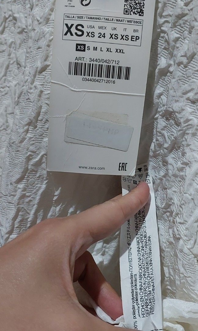 Zara white top (Category: Blouses) located in Paranaque City. Submitted by nynadj (Listing ID 1329390194, Image 2). Description: XS new with tag price on tag P1495 runs big store bought.