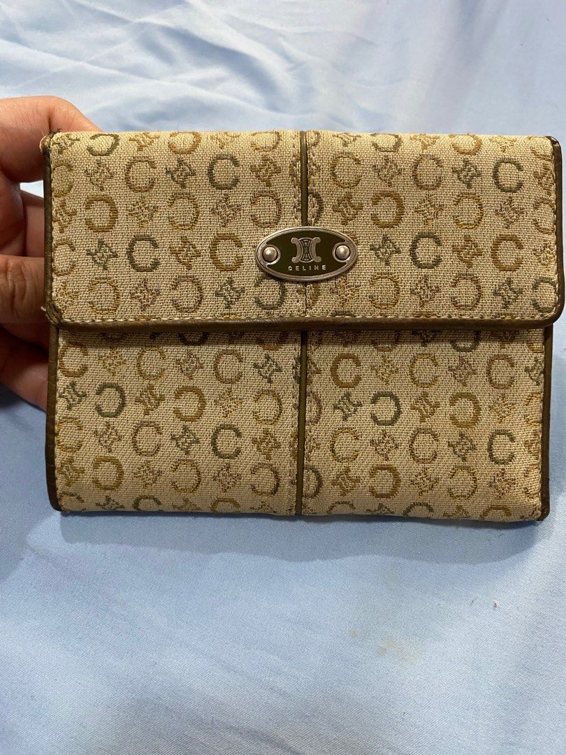 Celine trifold wallet (Category: Luxury Bags & Wallets) located in Quezon City. Submitted by marize09 (Listing ID 1329506047, Image 1). Description: Celine trifold wallet Olive green color.