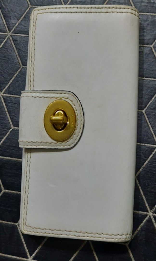 Coach vintage white wallet (Category: Luxury Bags & Wallets) located in Baguio. Submitted by majeane (Listing ID 1329482090, Image 3). Description: no cracks.