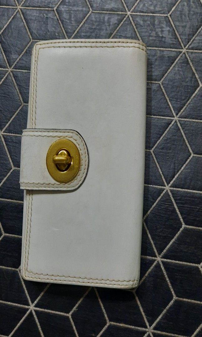 Coach vintage white wallet (Category: Luxury Bags & Wallets) located in Baguio. Submitted by majeane (Listing ID 1329482090, Image 1). Description: no cracks.