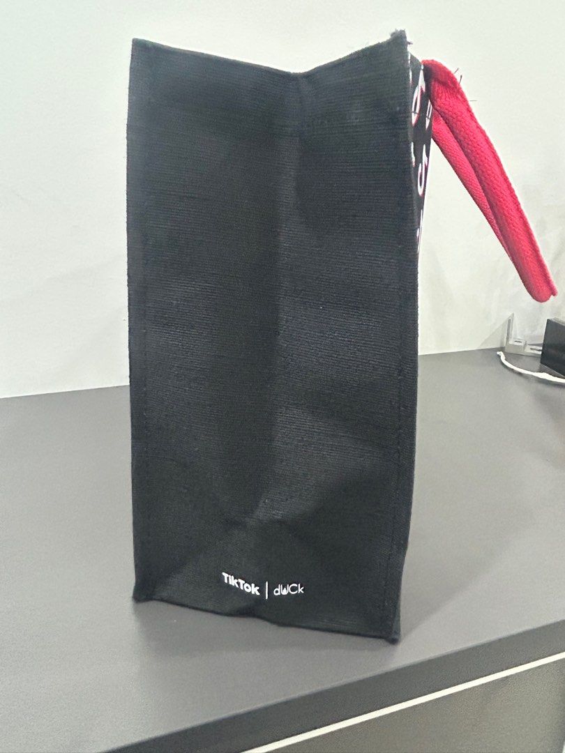 dUCk Bag (Category: Tote Bags) located in Kuala Lumpur. Submitted by fierce.putry_lina (Listing ID 1329544054, Image 3). Description: i dont use coz i dont like tote bag Price still can nego but reasonable ya ..
