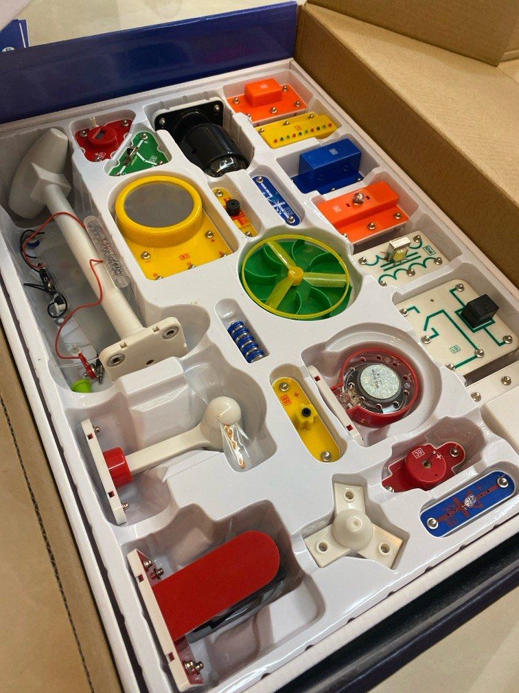 Game (Category: Educational & Learning Toys) located in Singapore. Submitted by starwaltz (Listing ID 1329611821, Image 3). Description: Electrical circuit, build your own, helps in creativity— becomes future scientist :))).