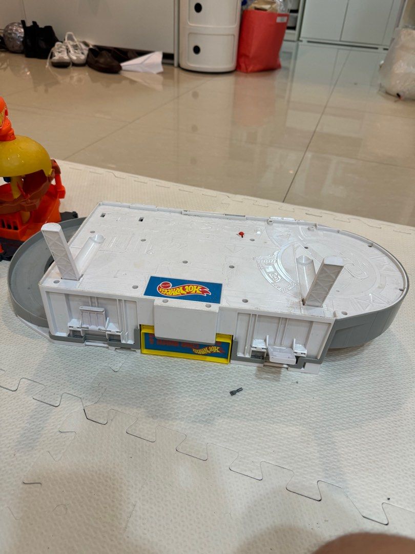 Hot Wheels / Matchbox City Garage Set (Category: Vehicle & Diecast Models) located in Muntinlupa City. Submitted by bogey823 (Listing ID 1329580722, Image 3). Description: Hot Wheels Garage / Matchbox City Set Selling as a set Used w/ some missing pieces Worth around seven thousand pesos RFS: decluttering MOP: gcash, bpi, pnb.
