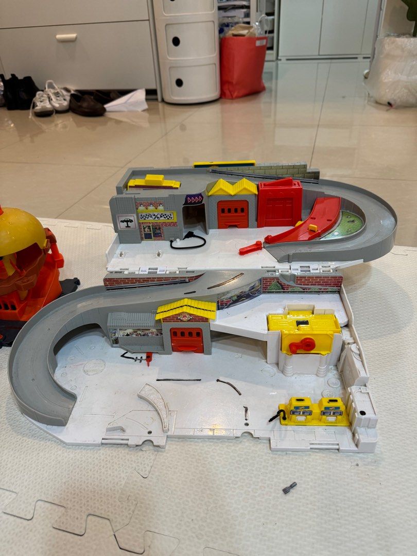 Hot Wheels / Matchbox City Garage Set (Category: Vehicle & Diecast Models) located in Muntinlupa City. Submitted by bogey823 (Listing ID 1329580722, Image 2). Description: Hot Wheels Garage / Matchbox City Set Selling as a set Used w/ some missing pieces Worth around seven thousand pesos RFS: decluttering MOP: gcash, bpi, pnb.