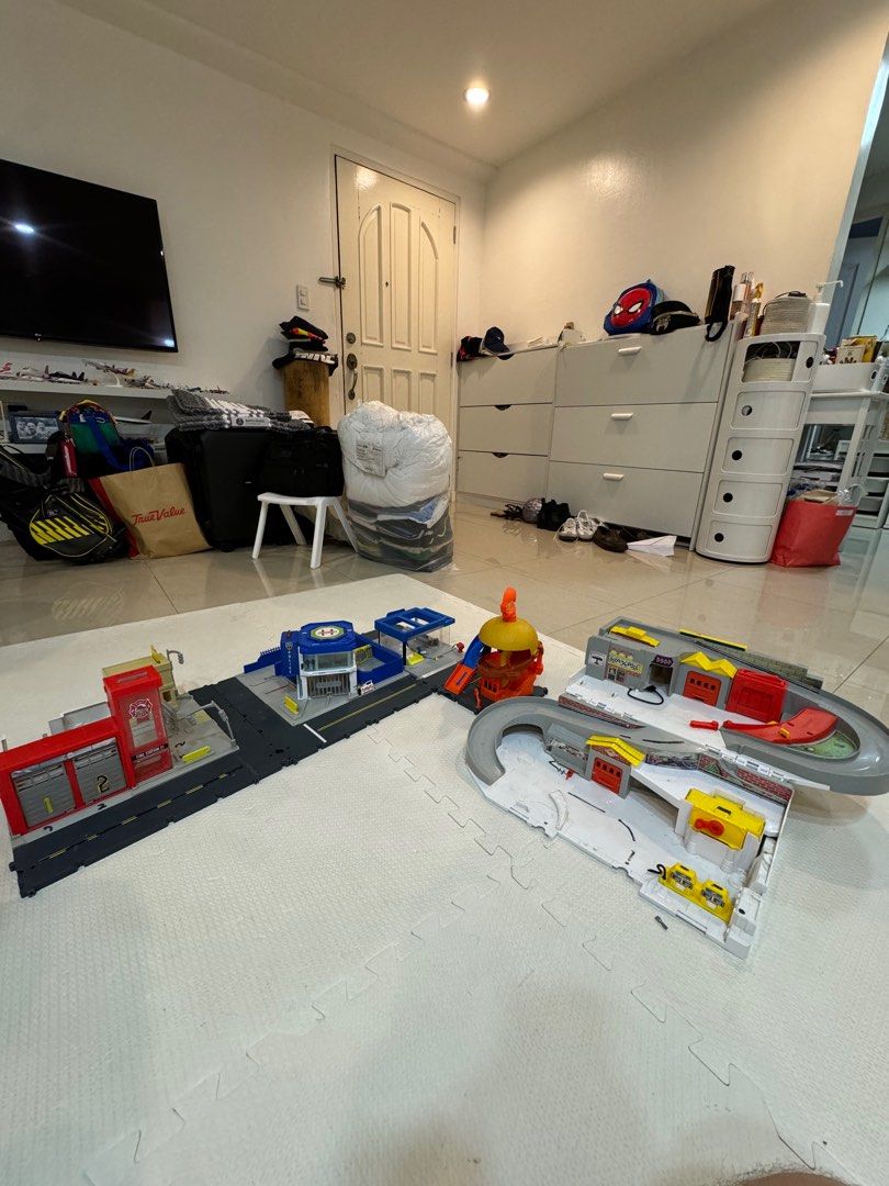 Hot Wheels / Matchbox City Garage Set (Category: Vehicle & Diecast Models) located in Muntinlupa City. Submitted by bogey823 (Listing ID 1329580722, Image 1). Description: Hot Wheels Garage / Matchbox City Set Selling as a set Used w/ some missing pieces Worth around seven thousand pesos RFS: decluttering MOP: gcash, bpi, pnb.