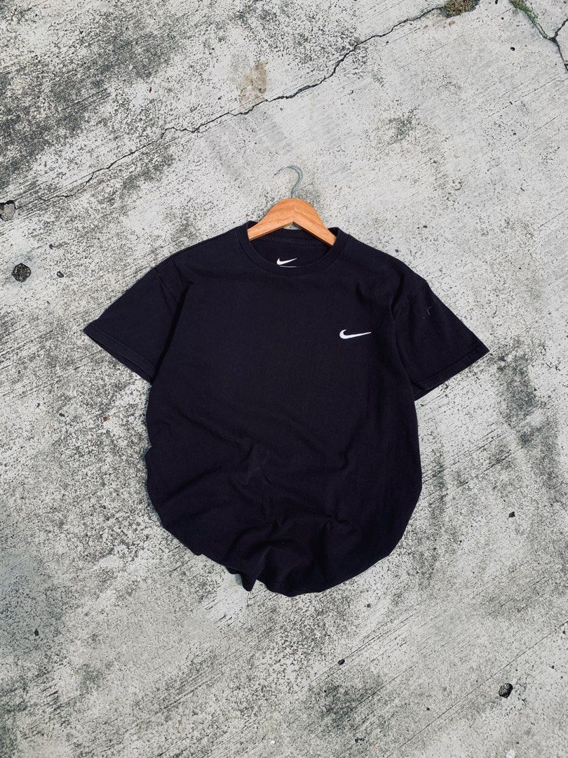 Nike mini swoosh tee shop