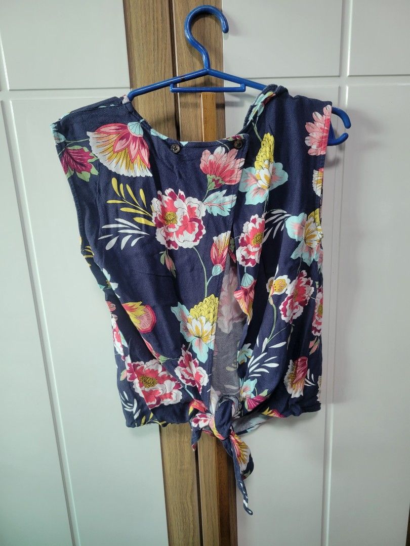 PROMOD blue floral top (Category: Blouses) located in Caloocan City. Submitted by declutterjamiescloset (Listing ID 1329526290, Image 3). Description: with knot detail in the back.