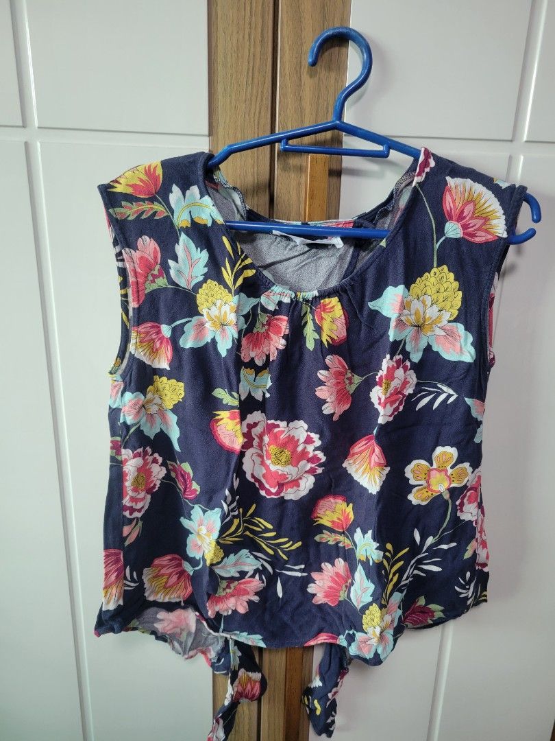PROMOD blue floral top (Category: Blouses) located in Caloocan City. Submitted by declutterjamiescloset (Listing ID 1329526290, Image 1). Description: with knot detail in the back.