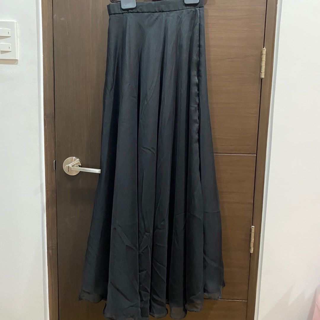 [RENT] Black Satin A-Line Skirt (Category: Skirts) located in Quezon City. Submitted by ashleyken (Listing ID 1329548763, Image 1). Description: This item is FOR RENT ONLY, open for shipping and meet-ups (Katipunan area). Size: XS 23-24” waistline Satin lining, tulle exterior (1) You may reserve this as early as possible, but deliveries will only be done earliest 1 week before your event. DM for inquiries to arrange for shipping and meet-up sched