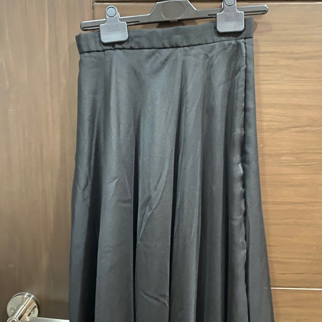 [RENT] Black Satin A-Line Skirt (Category: Skirts) located in Quezon City. Submitted by ashleyken (Listing ID 1329548763, Image 2). Description: This item is FOR RENT ONLY, open for shipping and meet-ups (Katipunan area). Size: XS 23-24” waistline Satin lining, tulle exterior (1) You may reserve this as early as possible, but deliveries will only be done earliest 1 week before your event. DM for inquiries to arrange for shipping and meet-up sched