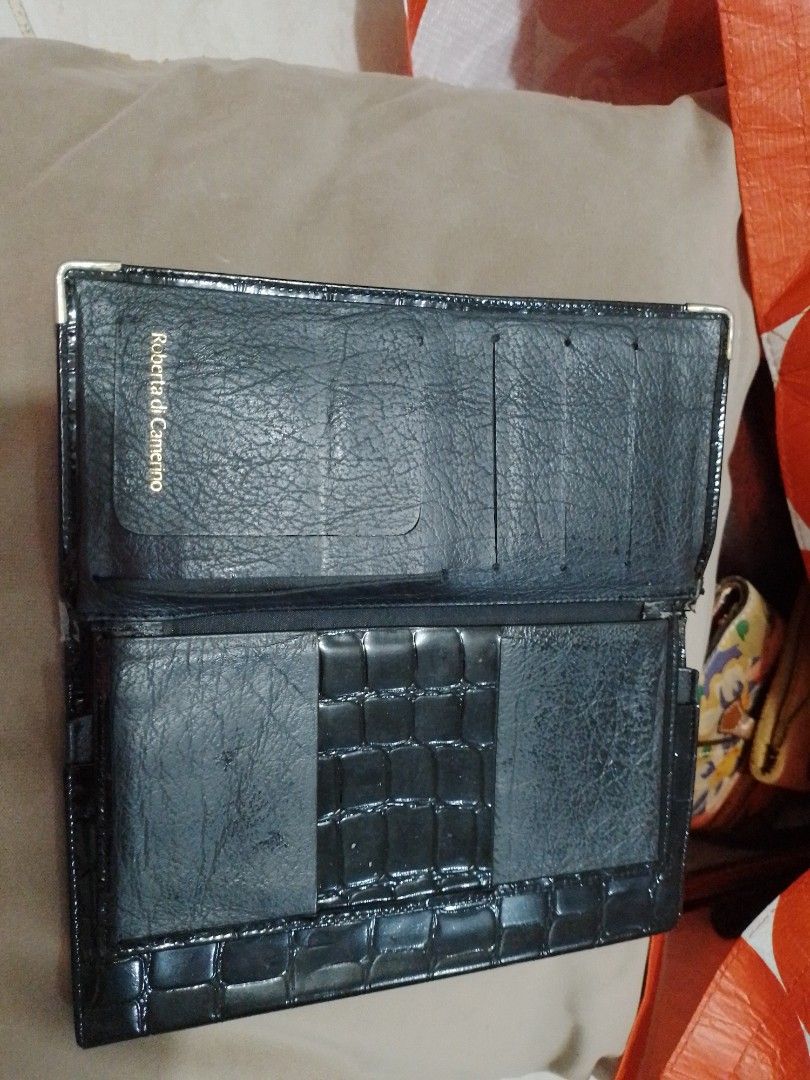 Roberta de camerino (Category: Luxury Bags & Wallets) located in Bulacan. Submitted by ann_chua84 (Listing ID 1329587671, Image 2). Description: pm me for issues.