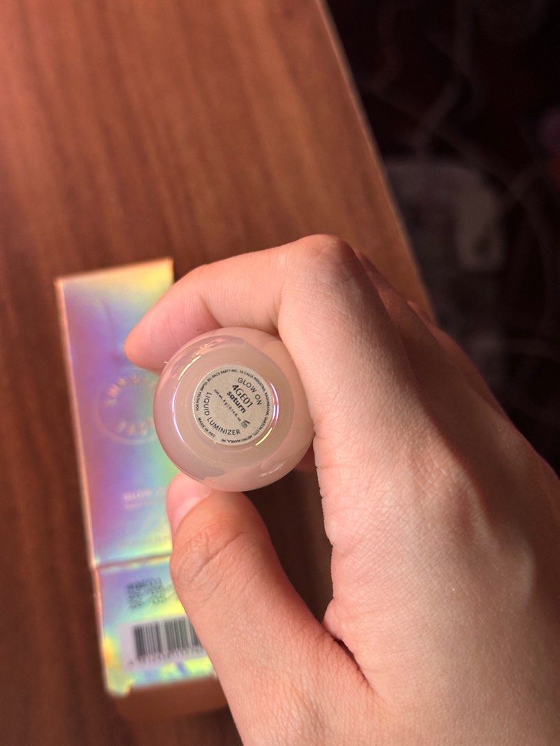 Sunnies Face Glow On Highlighter in Saturn (Category: Makeup) located in Quezon City. Submitted by cstuff_forsale (Listing ID 1329652063, Image 2). Description: STRICTLY LAST PRICE POSTED. rfs: impulsive buy but i have this in another shade n super duper ganda! Shade: Saturn Brand new never used w box :) .