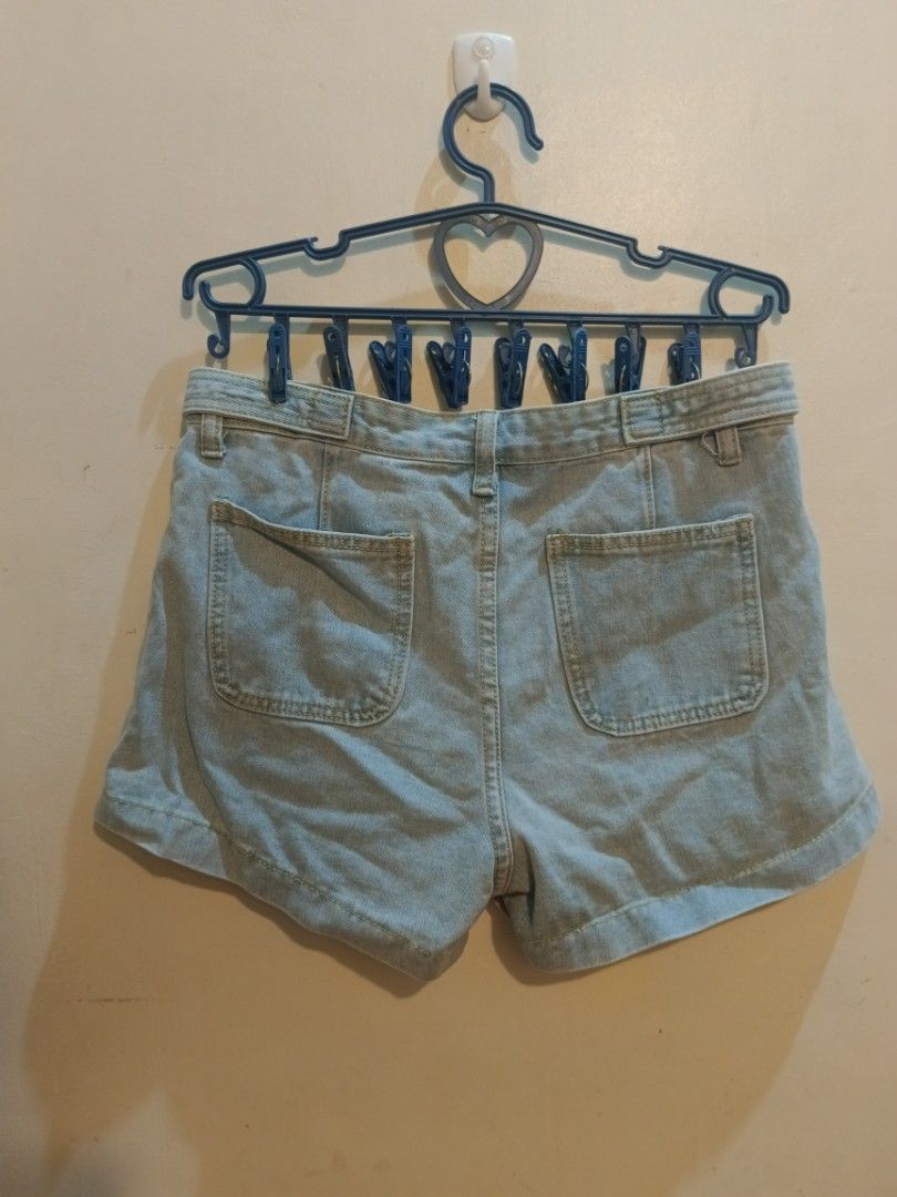 Ukay Shorts E (Category: Shorts) located in Quezon City. Submitted by psychie09 (Listing ID 1329599339, Image 2). Description: Ukay Shorts. I can give it for 2 for 150. meet up or delivery.