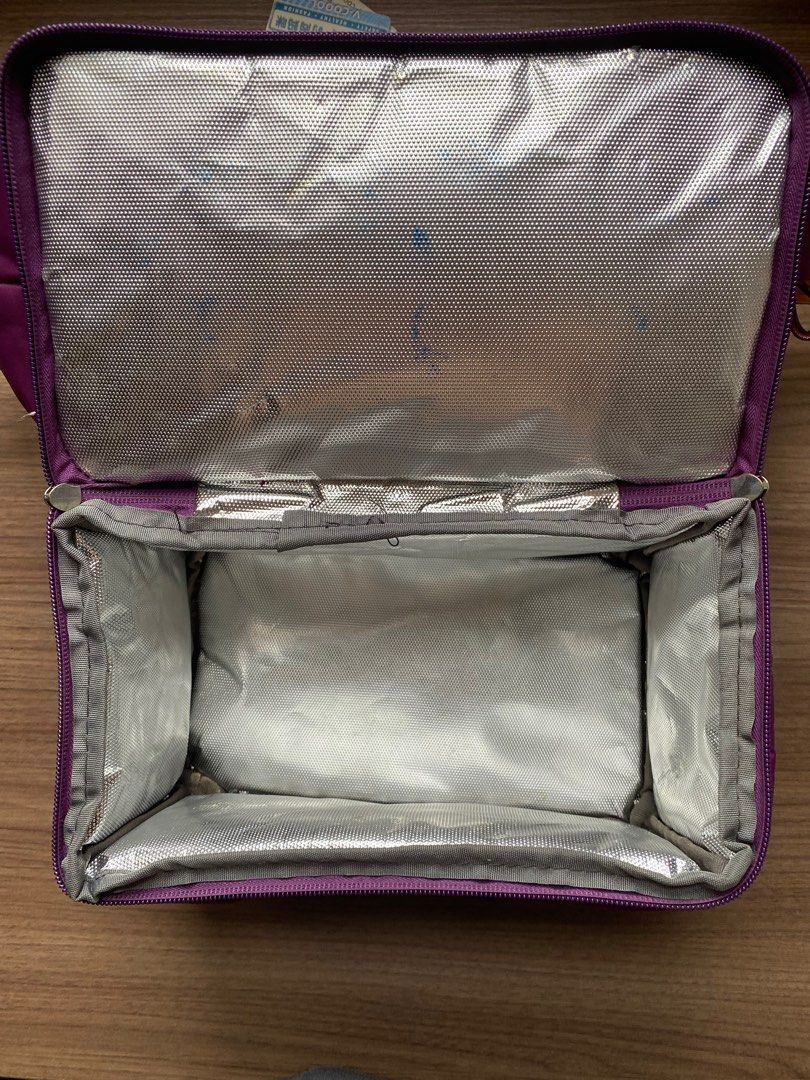 V Coool Cooler Insulated Bag w/ Free Ice Pack (Category: Other Babies Going Out Needs) located in Manila. Submitted by kidsatheart (Listing ID 1329490792, Image 3). Description: With free ice pack and shoulder strap included.
