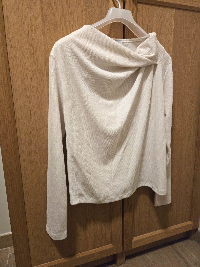 🇰🇷十一妞韓製垂感領口米色上衣, 女裝, 上衣, 襯衫- Carousell