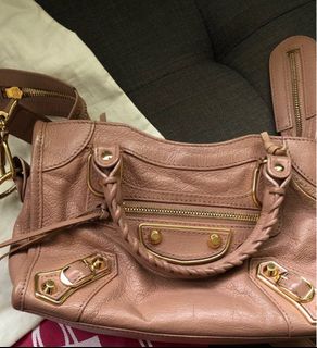 (Category: ) located in . Submitted by frommyclosetmnl (Listing ID 1329725818, Image 1). Description: .