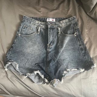 (Category: ) located in . Submitted by helpmycloset.97 (Listing ID 1329782401, Image 1). Description: .