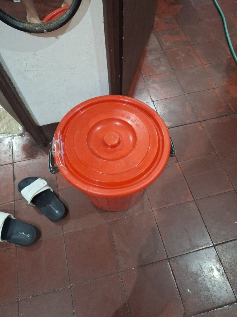 Drum red maliit (Category: Storage Boxes & Baskets) located in Manila. Submitted by shopamanila (Listing ID 1329664868, Image 1). Description: ayos pa pwede lagyan tubig standby takip lng sira.