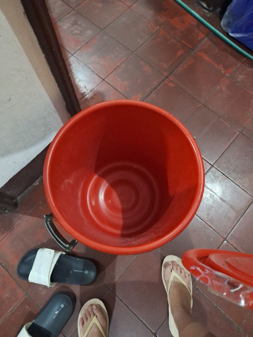Drum red maliit (Category: Storage Boxes & Baskets) located in Manila. Submitted by shopamanila (Listing ID 1329664868, Image 3). Description: ayos pa pwede lagyan tubig standby takip lng sira.