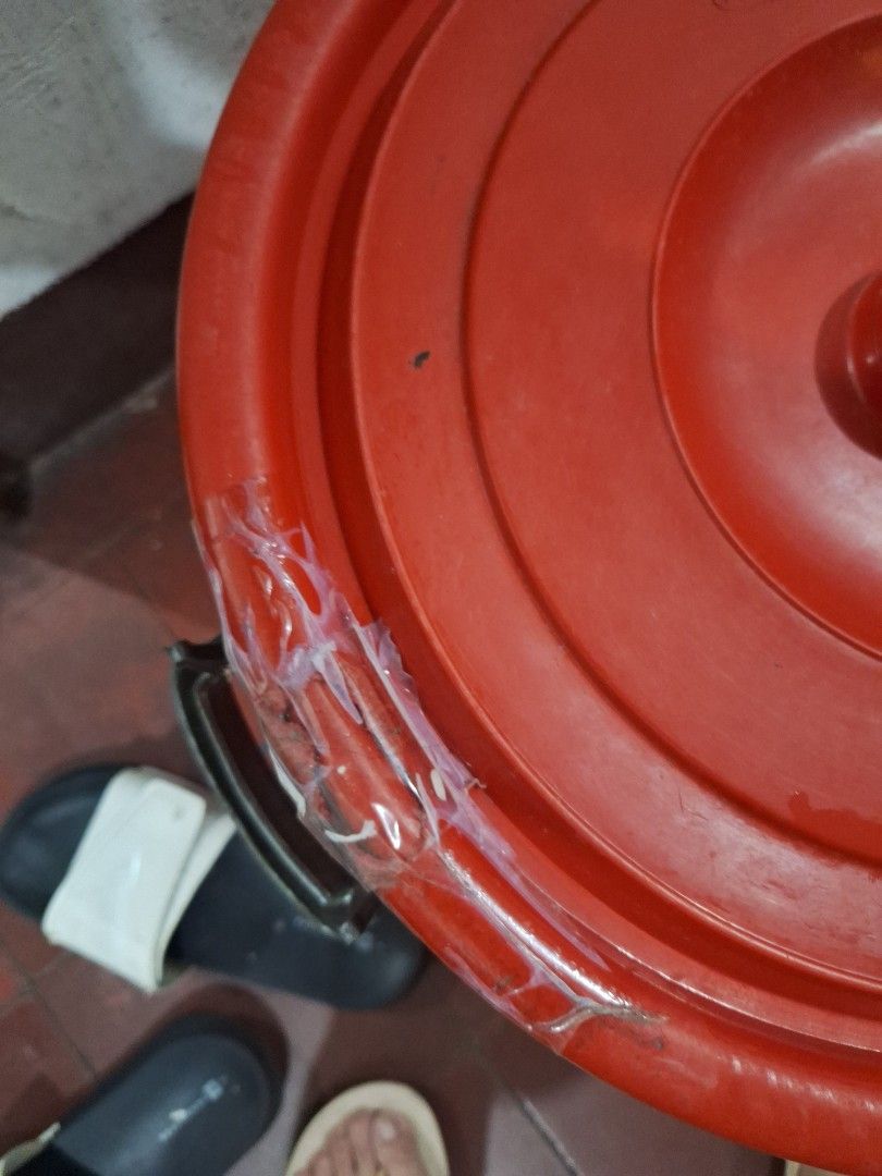 Drum red maliit (Category: Storage Boxes & Baskets) located in Manila. Submitted by shopamanila (Listing ID 1329664868, Image 2). Description: ayos pa pwede lagyan tubig standby takip lng sira.