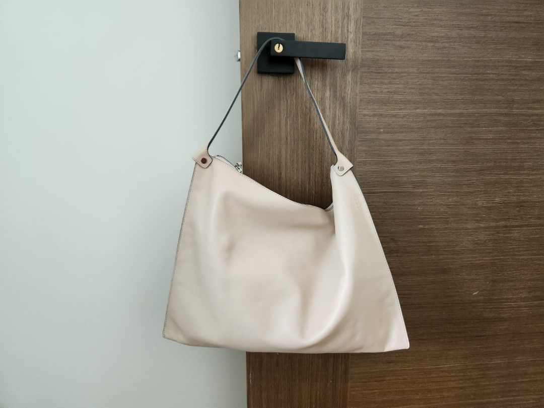 Ecco sculptured handbag store