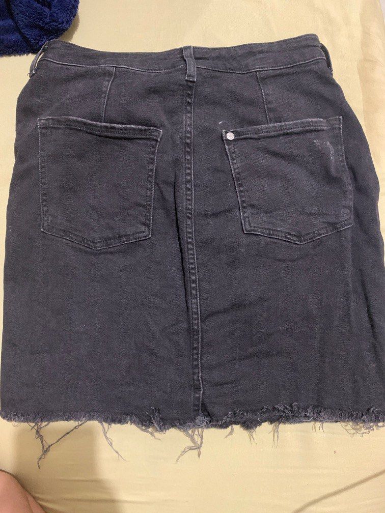H&M Black Denim Skirt (Category: Skirts) located in Taguig. Submitted by askgue (Listing ID 1329791842, Image 3). Description: Fits 27”-30” waistline. Medyo stretchy. Belt style skirt..