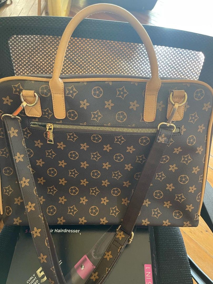 Laptop bag (Category: Luxury Bags & Wallets) located in Quezon City. Submitted by szzangeles (Listing ID 1329685839, Image 2). Description: slightly used laptop bag loc 15th ave qc.
