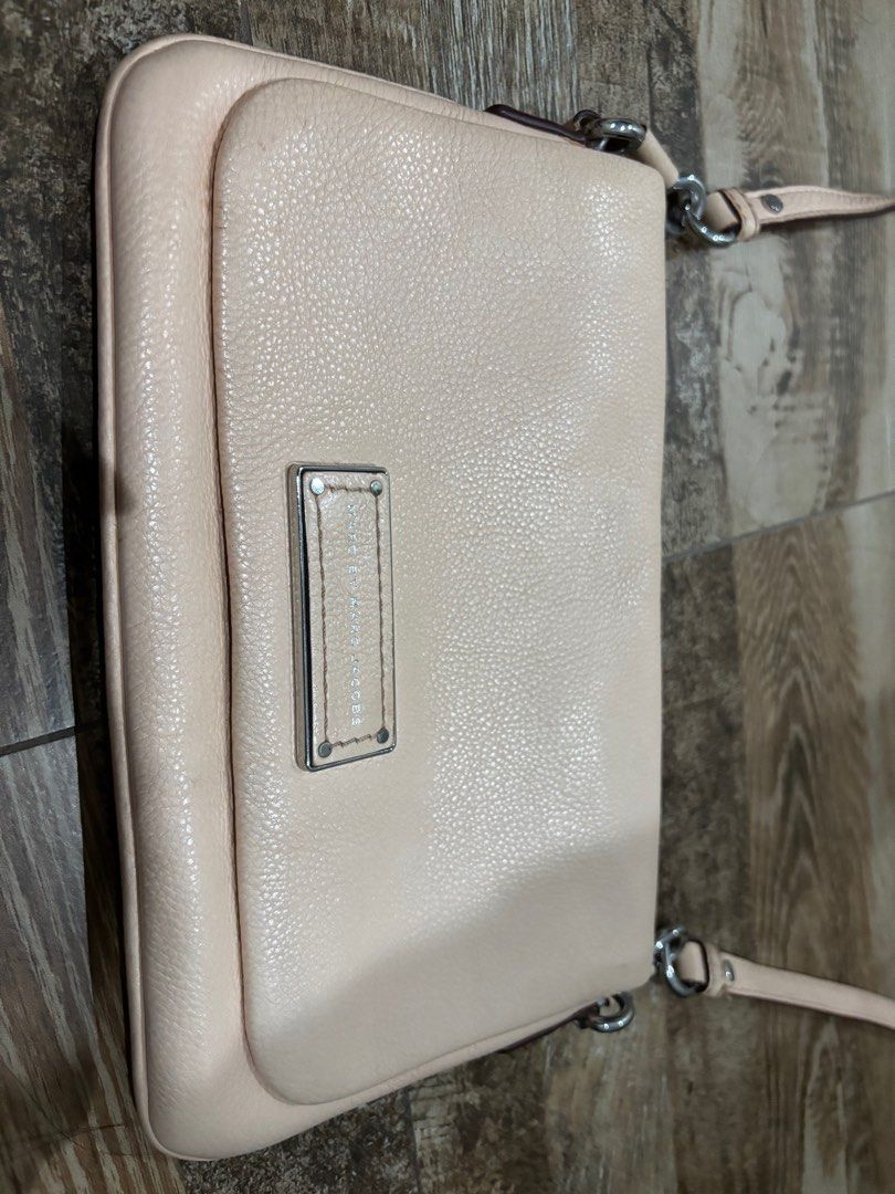 Marc Jacobs Cross Body Bag (Category: Luxury Bags & Wallets) located in Taguig. Submitted by user51982 (Listing ID 1329670905, Image 2). Description: RFS: Decluttering .