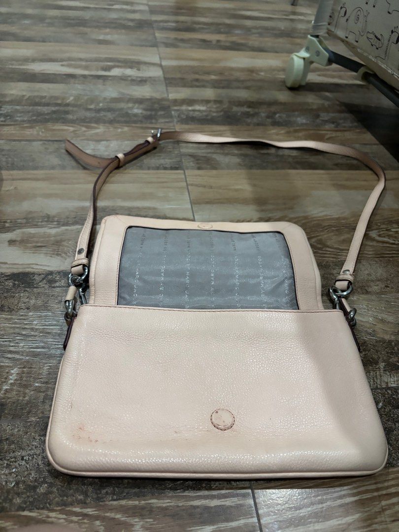 Marc Jacobs Cross Body Bag (Category: Luxury Bags & Wallets) located in Taguig. Submitted by user51982 (Listing ID 1329670905, Image 3). Description: RFS: Decluttering .