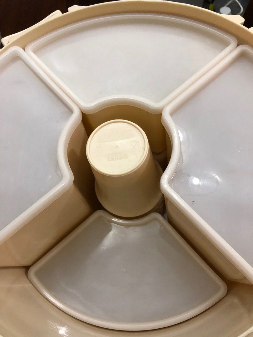 Picnic Set Food Organizer Storage (Category: Food Organization & Storage) located in Manila. Submitted by hellot_preloved (Listing ID 1329799206, Image 3). Description: Never been used wala na nga lang tag pero hindi talaga nagamit. Nakatabi lang. Maraming lagayan ng pagkain at 6 pcs na plato bagay sa mahilig gumala kasama ang buong pamilya RFS decluttering.