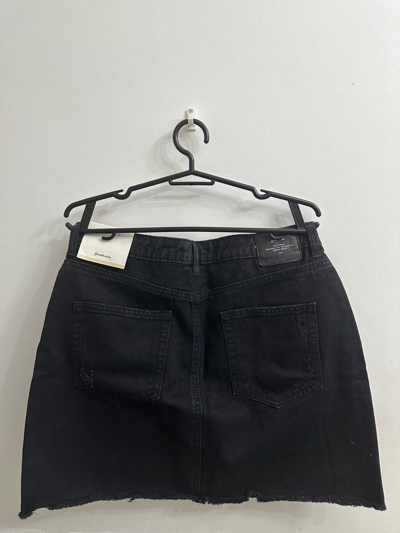Stradivarius skirt (brandnew) (Category: Skirts) located in Bocaue. Submitted by mess_be_gone (Listing ID 1329690628, Image 2). Description: Brandnew Size large.