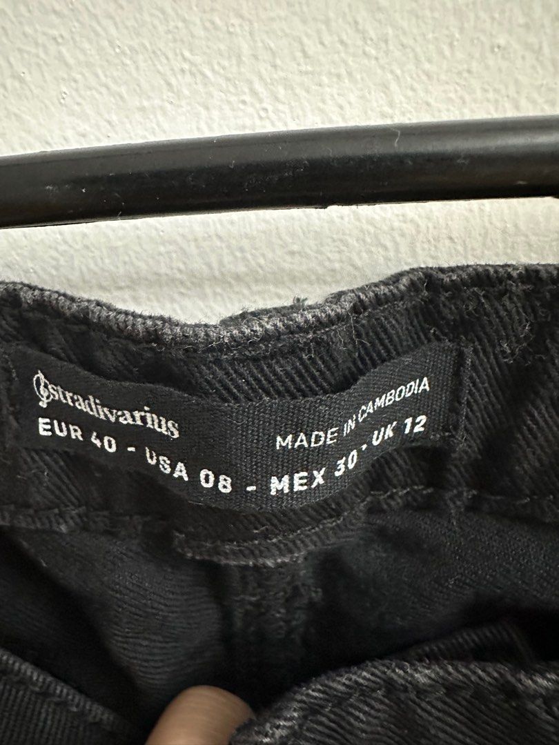 Stradivarius skirt (brandnew) (Category: Skirts) located in Bocaue. Submitted by mess_be_gone (Listing ID 1329690628, Image 3). Description: Brandnew Size large.