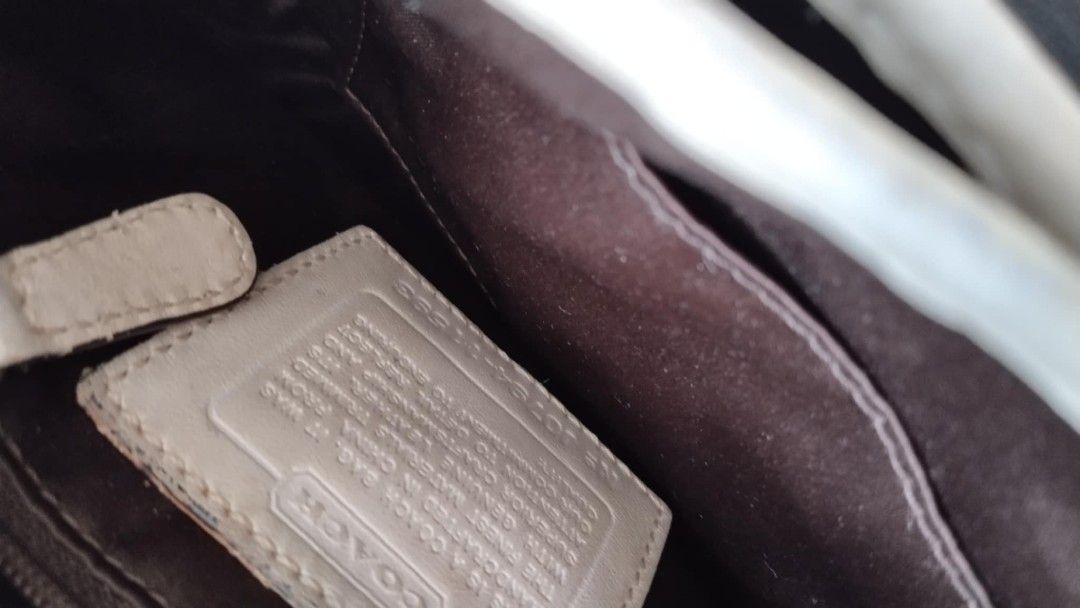 VINTAGE Coach Sling Bag ORIGINAL (Category: Luxury Bags & Wallets) located in Cebu City. Submitted by patjl (Listing ID 1329718350, Image 3). Description: Vintage Leatherware Sling Bag ORIGINAL CONDITION: Used with care PRICE: 1,100 (w/o sf) RFS: No longer needed MOP: Gcash, Paymaya, Bank Transfer MEET-UP: SM Seaside Cebu COURIERS: J&T, Maxim (Cebu ONLY), Lalamove (Cebu ONLY) PM FOR MORE INFORMATION AND PICTURES‼️.