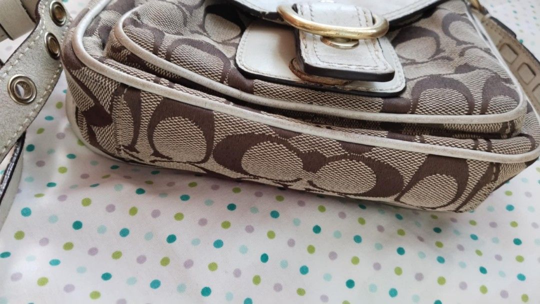 VINTAGE Coach Sling Bag ORIGINAL (Category: Luxury Bags & Wallets) located in Cebu City. Submitted by patjl (Listing ID 1329718350, Image 2). Description: Vintage Leatherware Sling Bag ORIGINAL CONDITION: Used with care PRICE: 1,100 (w/o sf) RFS: No longer needed MOP: Gcash, Paymaya, Bank Transfer MEET-UP: SM Seaside Cebu COURIERS: J&T, Maxim (Cebu ONLY), Lalamove (Cebu ONLY) PM FOR MORE INFORMATION AND PICTURES‼️.