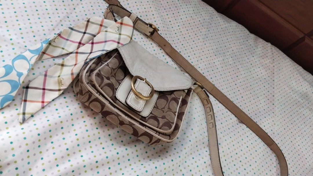 VINTAGE Coach Sling Bag ORIGINAL (Category: Luxury Bags & Wallets) located in Cebu City. Submitted by patjl (Listing ID 1329718350, Image 1). Description: Vintage Leatherware Sling Bag ORIGINAL CONDITION: Used with care PRICE: 1,100 (w/o sf) RFS: No longer needed MOP: Gcash, Paymaya, Bank Transfer MEET-UP: SM Seaside Cebu COURIERS: J&T, Maxim (Cebu ONLY), Lalamove (Cebu ONLY) PM FOR MORE INFORMATION AND PICTURES‼️.