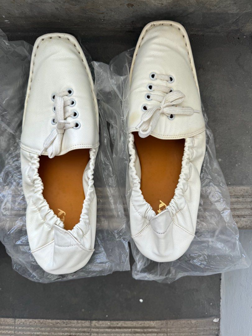 White shoes size 9 Men s Fashion Footwear Flipflops and Slides on Carousell