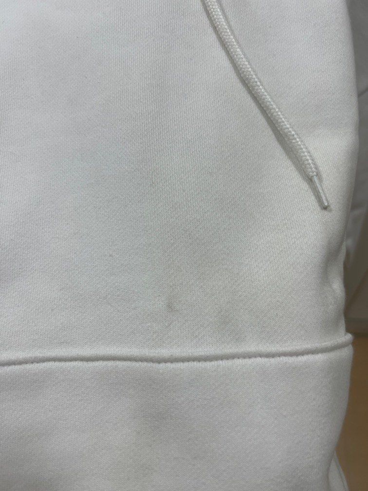 Champion Hoodie (Category: Coats, Jackets and Outerwear) located in Manila. Submitted by ooks_ (Listing ID 1329962445, Image 2). Description: White Champion Hoodie from Japan - Retail price is around 5k pesos, see tag (11,800 JPY). - Bnew w tags, never worn this. - Has some dirty spots because kept in cabinet for a while, can definitely be cleaned. - Large..