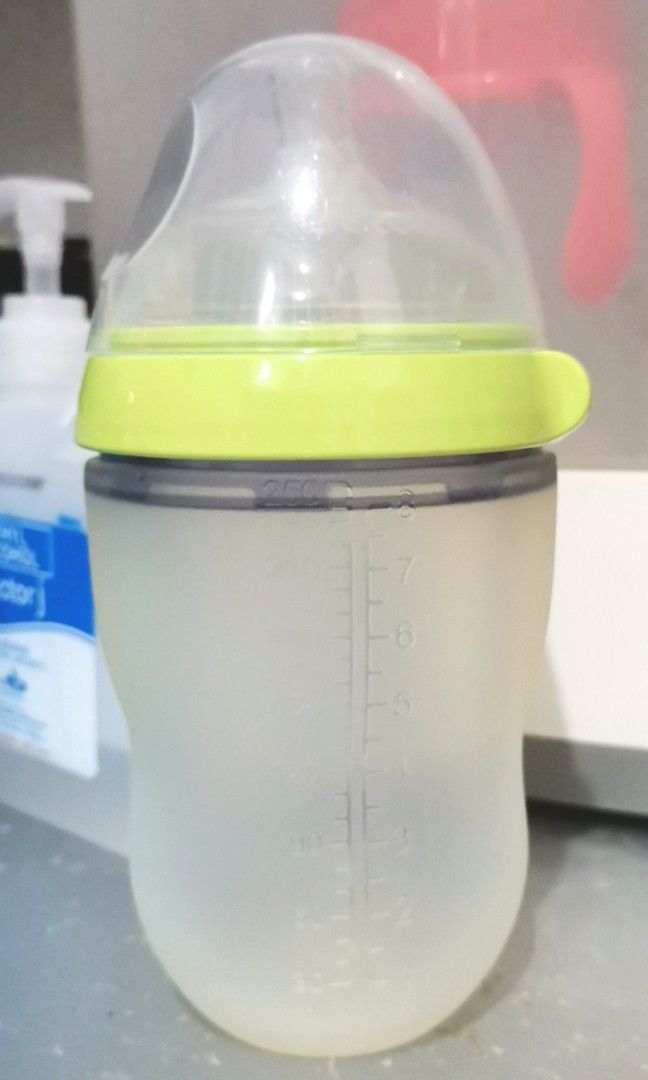 Como tomo Baby bottle 8oz (Category: Breastfeeding & Bottle Feeding) located in Manila. Submitted by elsapimcab06 (Listing ID 1329836182, Image 2). Description: Preloved Likenew Original como tomo Green-unisex 8oz ₱500.