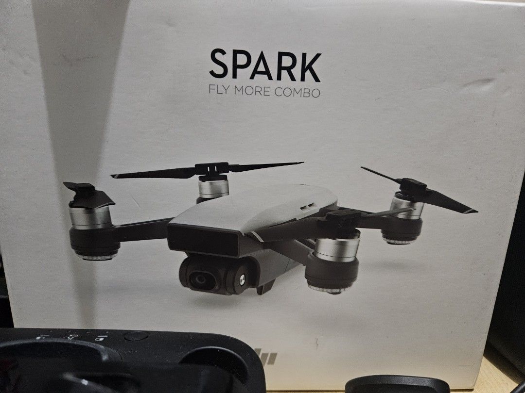 NEW98%DJI Spark フライモアコンボ (アルペンホワイト) Amazon.com: DJI Spark, Fly More Combo, Alpine White : Toys