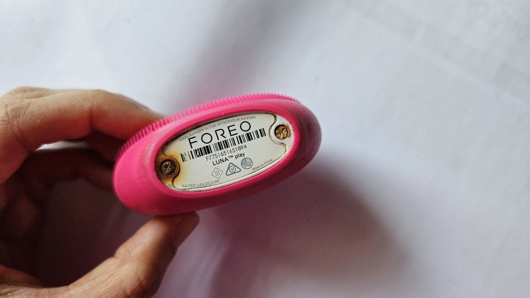Foreo Luna Play (Category: Face Care) located in Manila. Submitted by abyasy (Listing ID 1329841315, Image 3). Description: used sparingly, hence original battery still working.. the screws have rust due to the item being left beside the sink and was always wet..