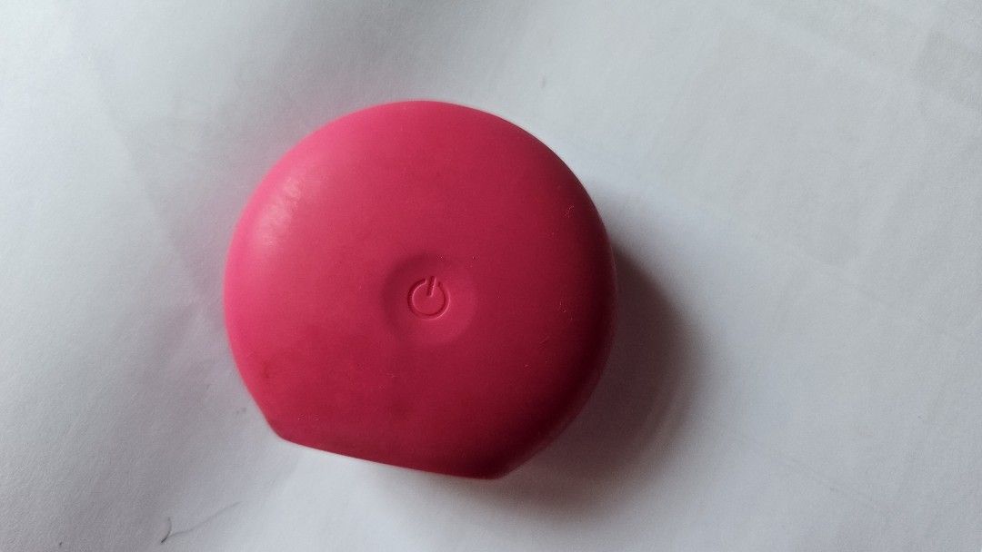 Foreo Luna Play (Category: Face Care) located in Manila. Submitted by abyasy (Listing ID 1329841315, Image 2). Description: used sparingly, hence original battery still working.. the screws have rust due to the item being left beside the sink and was always wet..