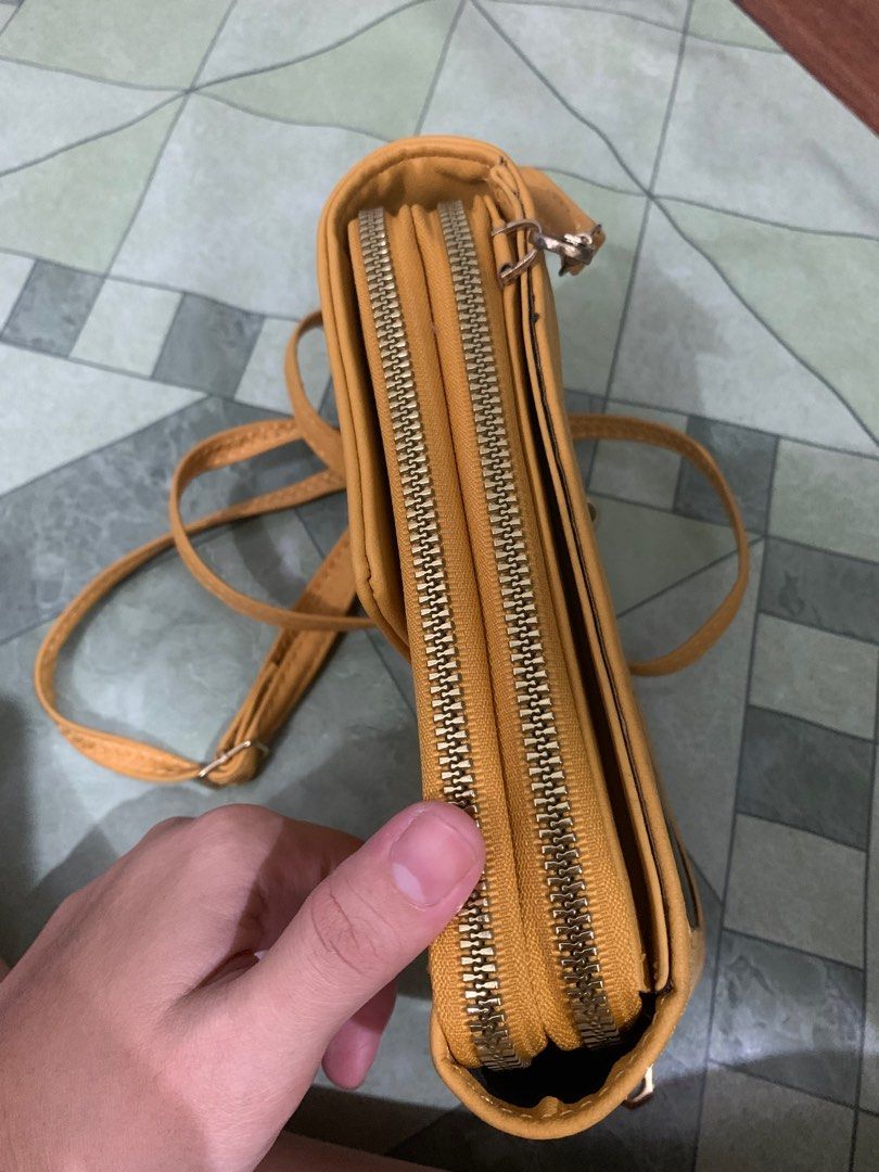 Forever young (Category: Cross-body Bags) located in Makati City. Submitted by armigr (Listing ID 1329890214, Image 3). Description: 300 each Promo offer: 500 for 2 bag -color yellow -color green .
