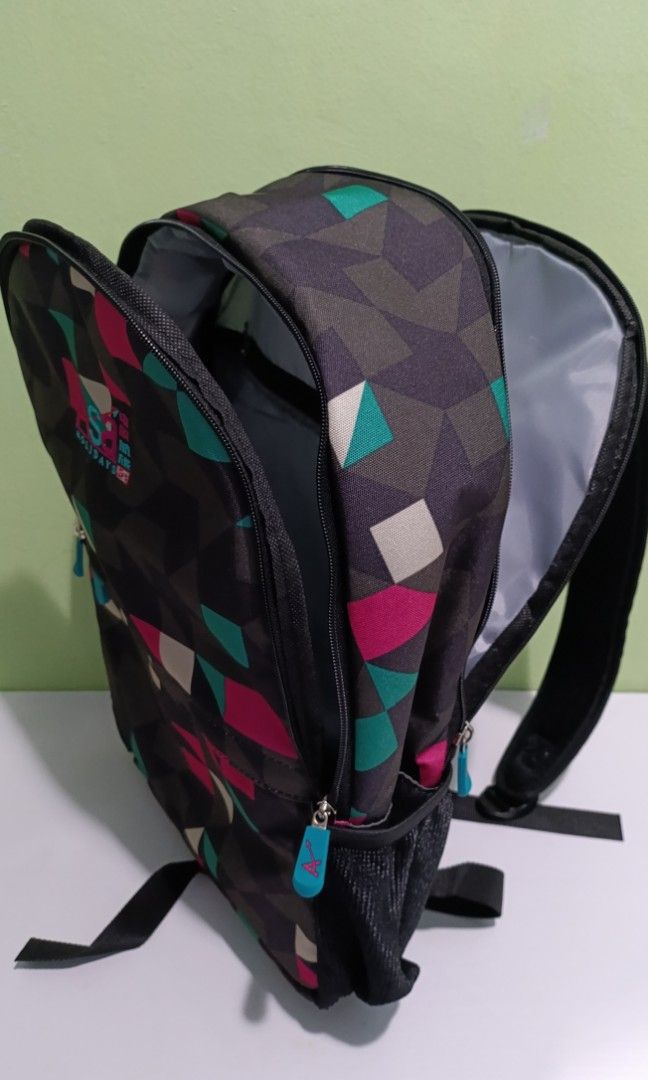 Backpack (Category: Backpacks) located in Singapore. Submitted by wl231 (Listing ID 1329861387, Image 3). Description: Lightweight backpack with 3 compartments - one front and two main compartments..