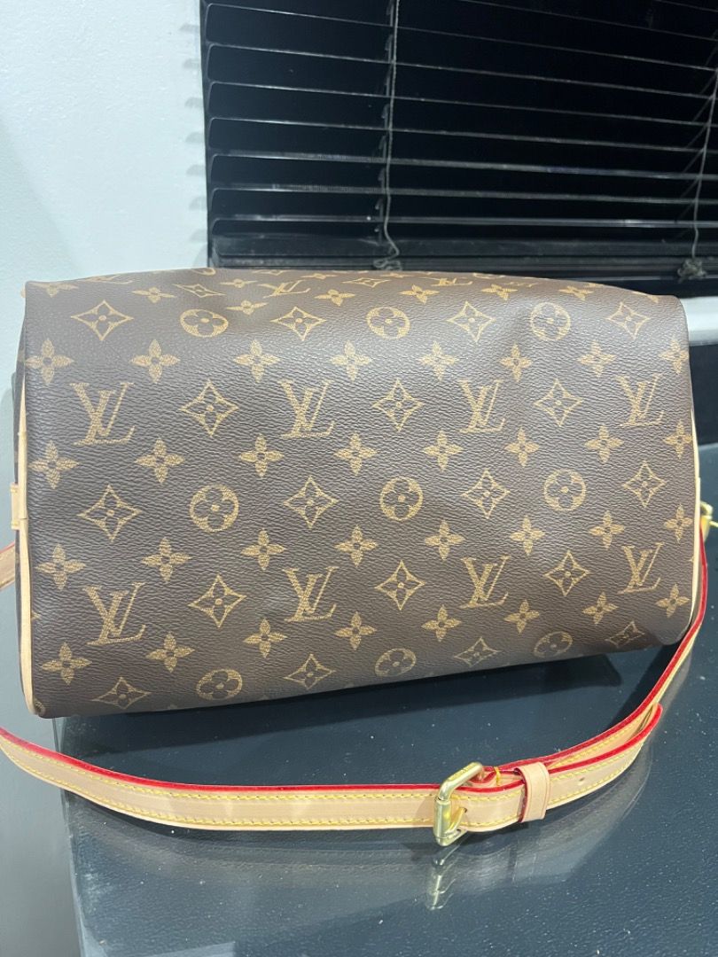 LV speedy monogram 30 bandouliere (Category: Luxury Bags & Wallets) located in Antipolo. Submitted by mjlenihcpreloved (Listing ID 1329954145, Image 3). Description: .