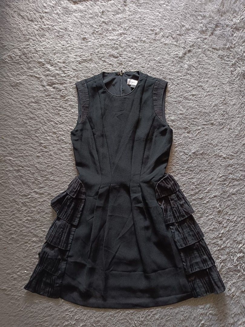 Mini dress hitam untuk pesta dinner