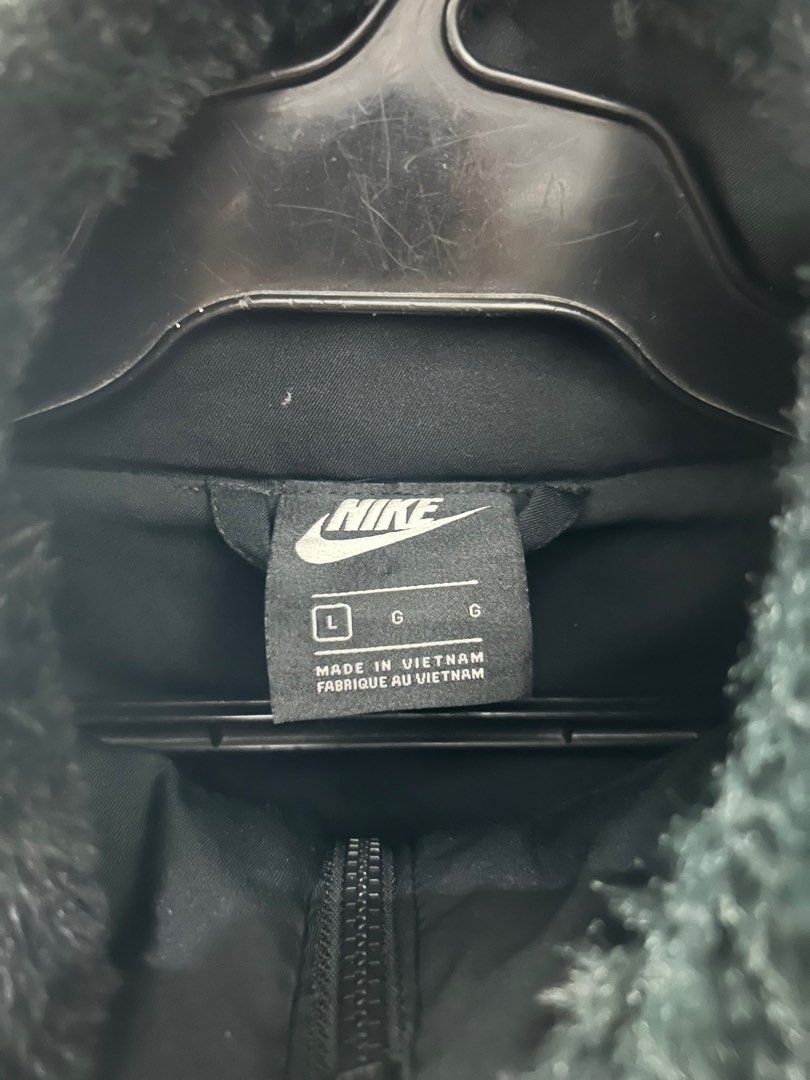 NIKE Faux Fur Jacket (Category: Coats, Jackets and Outerwear) located in Quezon City. Submitted by rinepryno (Listing ID 1329997385, Image 2). Description: - used once - no issues - rfs: need extra funda - non negotiable .