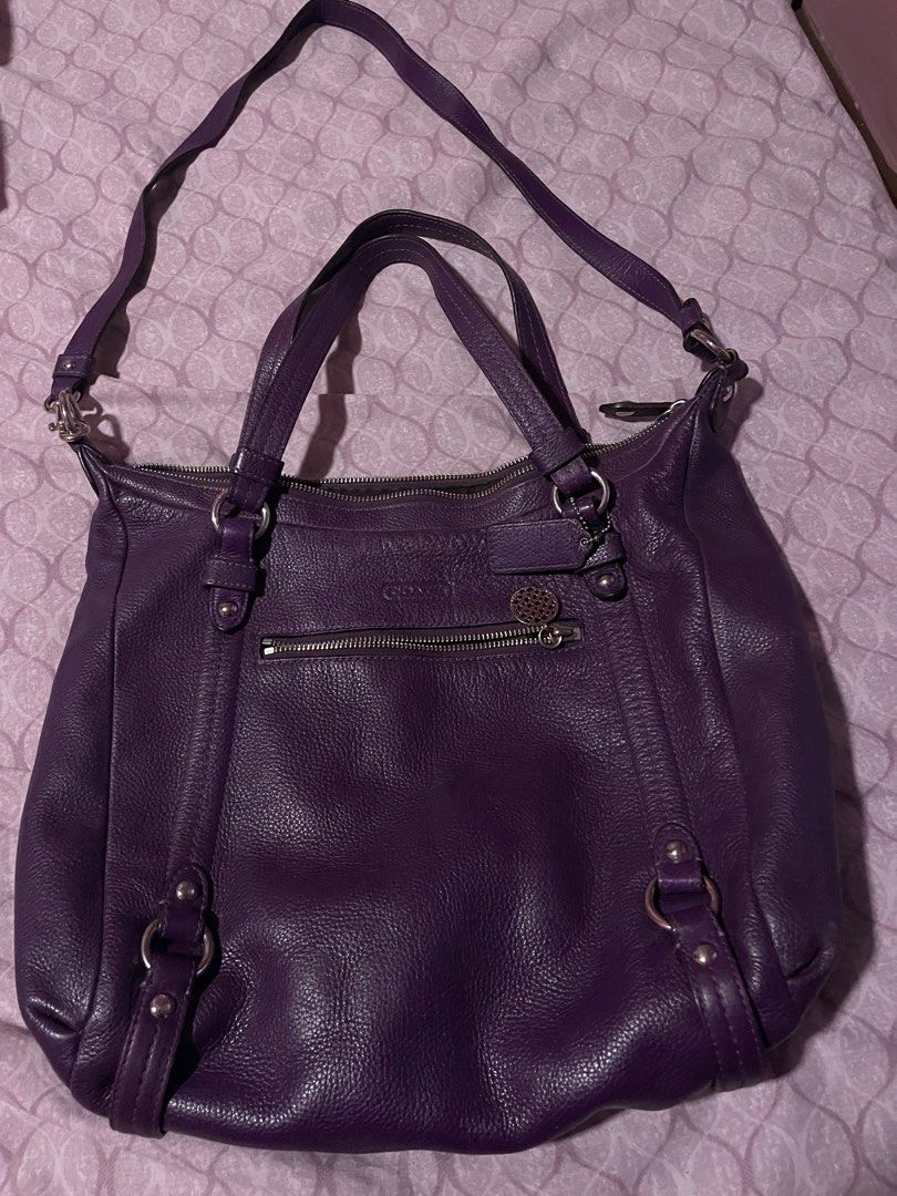 Coach (Category: Luxury Bags & Wallets) located in Manila. Submitted by jadah26 (Listing ID 1329913819, Image 3). Description: Genuine leather Coach bag with 2 way handle . Slightly used. Can fit laptop.