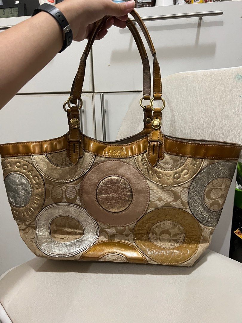 COACH Signature Patchwork Tote Bag (Category: Luxury Bags & Wallets) located in Quezon City. Submitted by swiftiesince08 (Listing ID 1329987875, Image 2). Description: Need cleaning yung loob. See pic for details. With stains on pvc opening No hang tag.